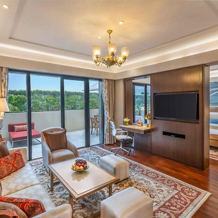 The Leela Ambience Convention Hotel Delhi New Delhi Exterior photo Suite at The Oberoi, Mumbai